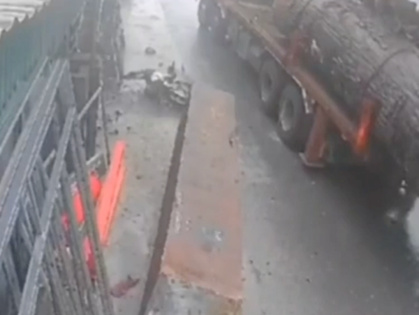 Khối gỗ rơi từ xe tải xuống đường, người phụ nữ thoát nạn trong gang tấc 