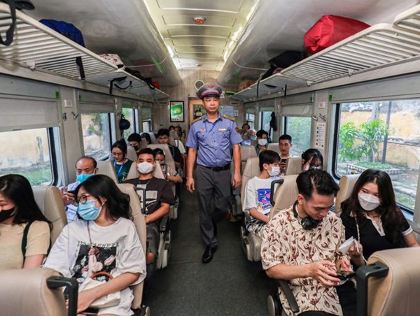 Người có công với cách mạng sẽ được giảm 40% giá vé tàu