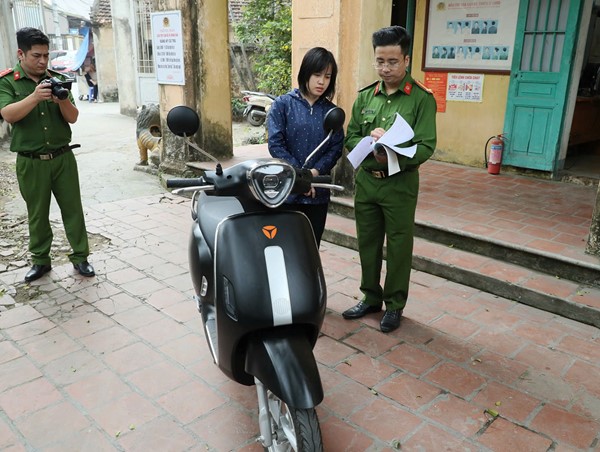 Công an xã ở Hà Nội làm thủ tục đăng ký ô tô nhanh chóng