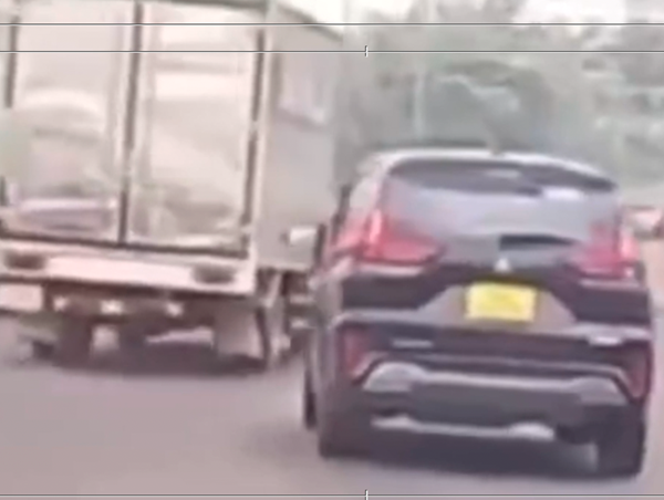 Xe tải lạng lách trên đại lộ Phạm Văn Đồng ở TP Hồ Chí Minh