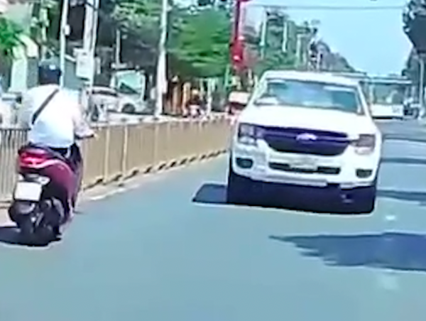 Nữ tài xế lái xe bán tải chạy ngược chiều gây nguy hiểm