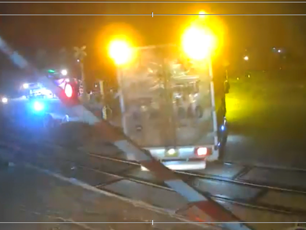 Gác chắn đường sắt đã hạ, ô tô vẫn bất chấp lao qua đường ray