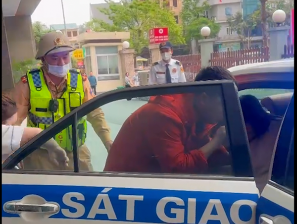 Cảnh sát giao thông kịp thời đưa sản phụ vỡ ối đi bệnh viện