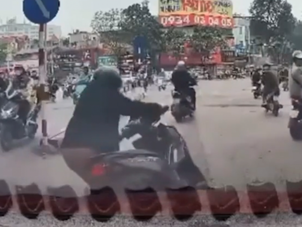 Sau va chạm, người phụ nữ vô tình rồ ga xe máy cực nguy hiểm