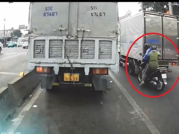 Xác minh đèn tín hiệu "nhảy múa", ô tô tải phanh gấp khiến xe máy đâm vào đuôi xe