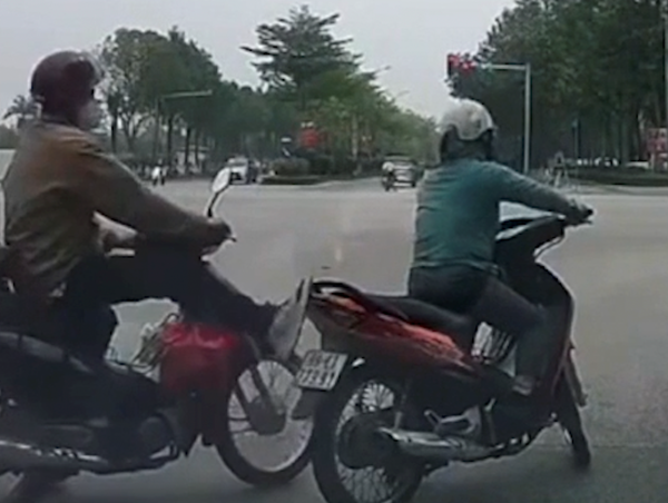 Người phụ nữ bị đạp vào xe máy khi chắn lối rẽ phải