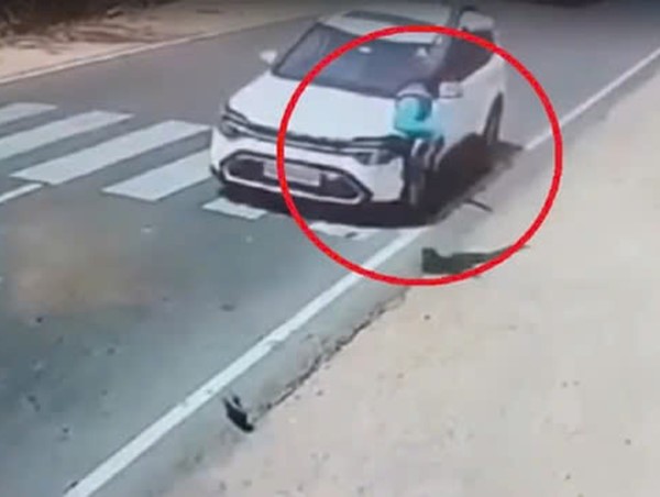 Sang đường không quan sát, nam thanh niên bị ô tô tông trúng