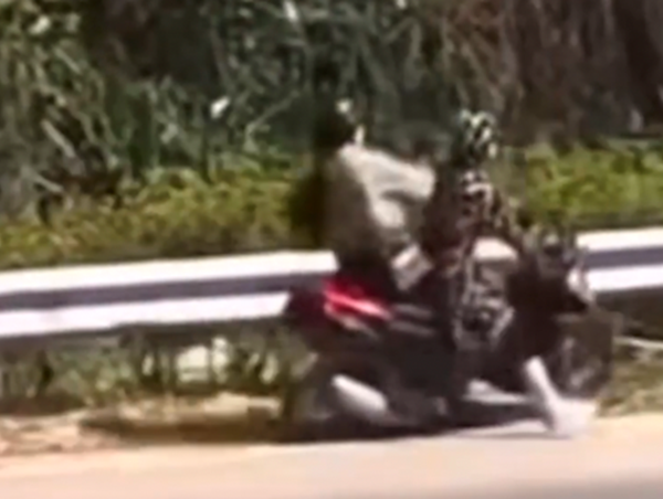 Khoảnh khắc 2 cô gái đổ đèo ở Tam Đảo đâm thẳng vào hộ lan