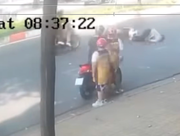 Bé trai bất cẩn làm rơi trái bóng ra đường gây tai nạn