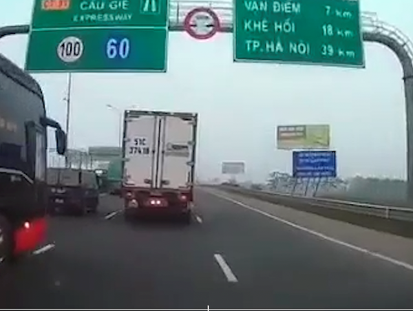 Xe khách Hải Hạnh ở Thanh Hóa ''chèn ép'' xe con trên cao tốc gây nguy hiểm