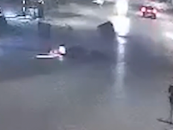 Khoảnh khắc xe máy tông tử vong nữ công nhân môi trường ở Hà Nội