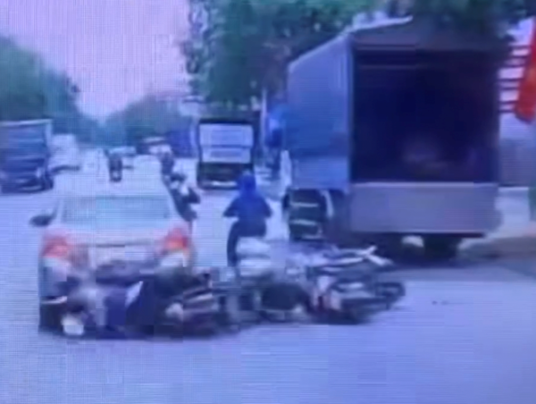 Thiếu quan sát, nhóm học sinh đi xe điện tông vào đuôi xe tải