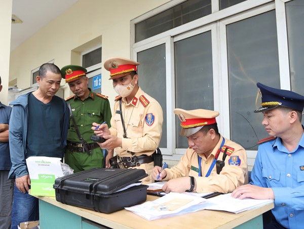 Cảnh sát bất ngờ vào các bến xe lớn ở Hà Nội kiểm tra ma tuý, nồng độ cồn