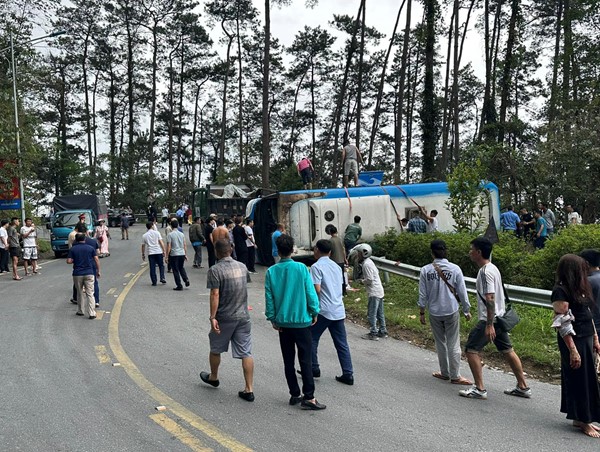 Lật xe khách tại Tam Đảo khiến 17 người thương vong