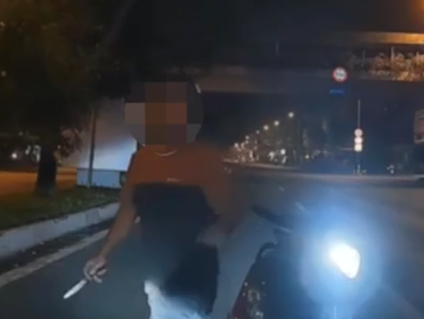 Đi ngược chiều, người điều khiển xe máy cầm dao dọa tài xế trên đường Phạm Văn Đồng