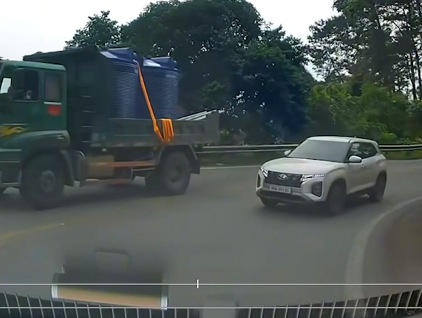 Xe ô tô vượt ẩu suýt gây tai nạn