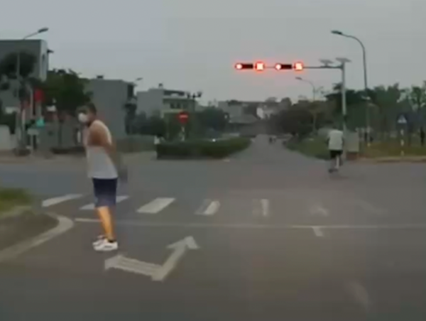 Người đàn ông ngang nhiên đứng giữa đường tập thể dục gây nguy hiểm