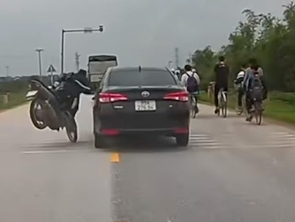 Nam thanh niên không đội mũ phóng nhanh lao vào đuôi xe con