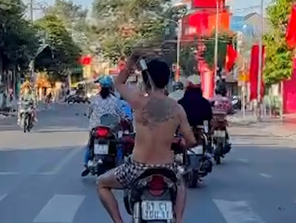 Kịp thời khống chế đối tượng “múa dao” giữa đường, dương tính với ma túy đá  ​