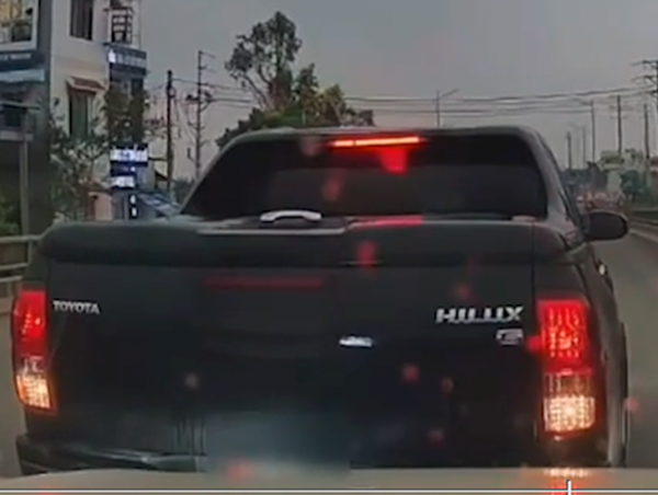 Xe bán tải lùi vào xe con phía sau rồi tăng ga bỏ chạy