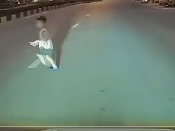 Trẻ nhỏ chạy ra giữa đường gây nguy hiểm