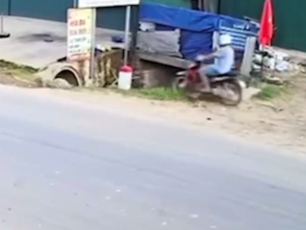 Người đàn ông lao xe xuống cống nước tử vong