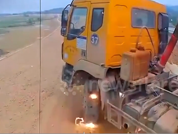 Xe tải nâng ben vướng vào dây điện, tóe lửa gây nguy hiểm 