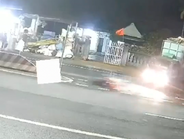 Xe máy phóng nhanh đâm vào cột biển báo, 2 người bị thương