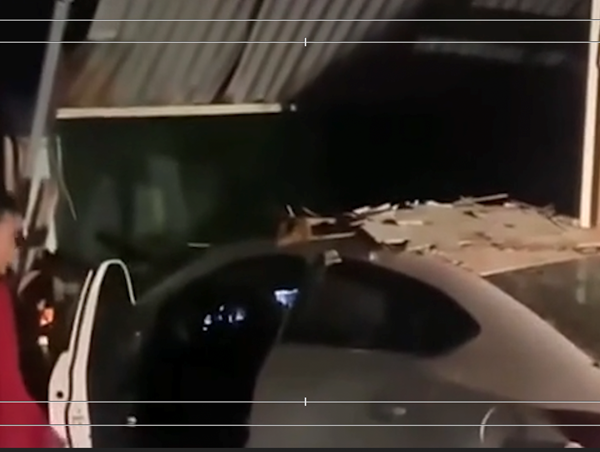 Va chạm xe Lexus, tài xế xe Mazda húc thẳng vào nhà dân