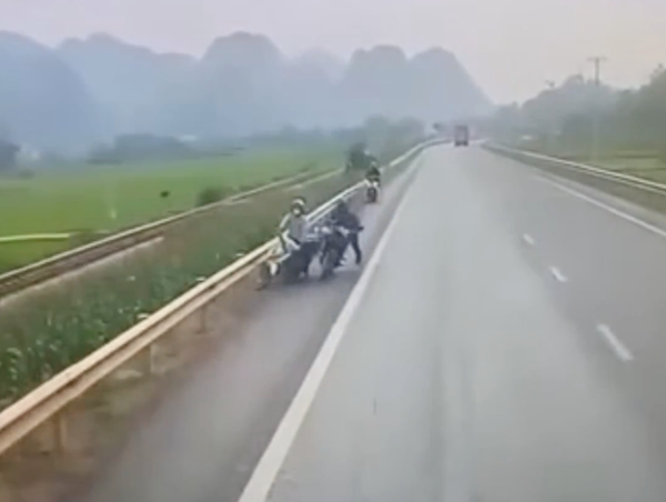 Va chạm với xe đầu kéo khiến 2 người thương vong ở Lạng Sơn