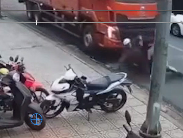 Chờ đèn đỏ, người đàn ông bị xe tải cán tử vong