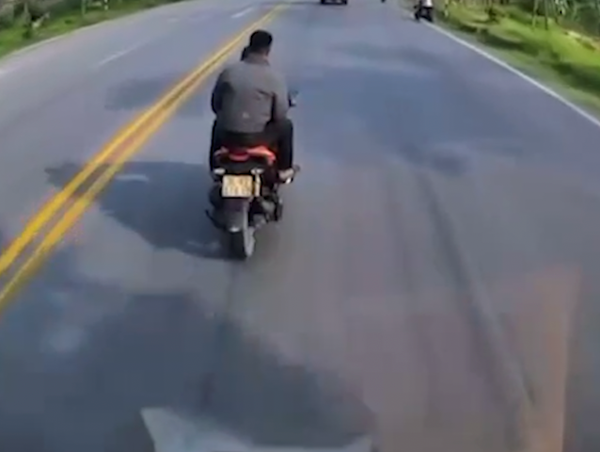 2 thanh niên đi xe máy lạng lách, đánh võng chặn đầu ô tô