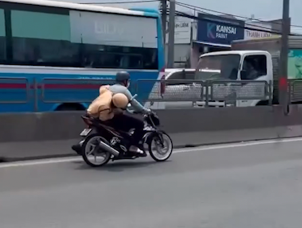 Xác minh clip cảnh sát giao thông bám trên xe máy đang lao nhanh trên đường