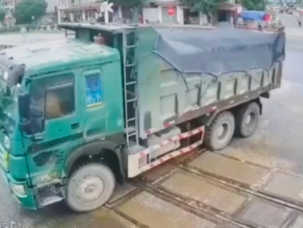 Xe tải tông gãy rào chắn, cố băng qua đường sắt khi tàu đến gần
