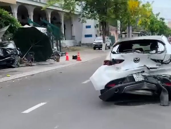 Xe ô tô con gây tai nạn liên hoàn khiến 3 người bị thương