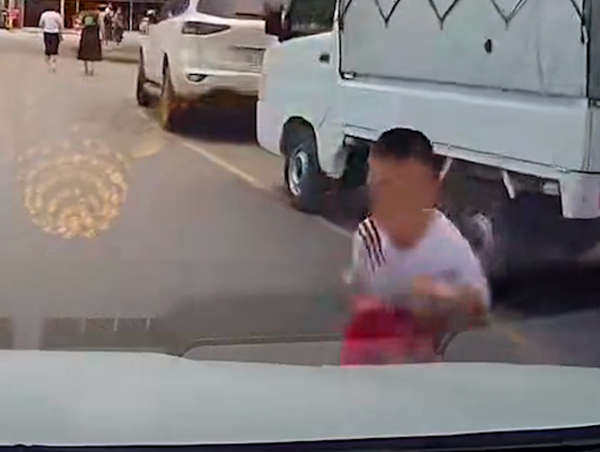 Cháu bé suýt gặp tai nạn vì bất ngờ chạy sang đường