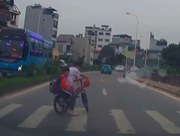 Khuất tầm nhìn, ô tô suýt đâm vào học sinh sang đường