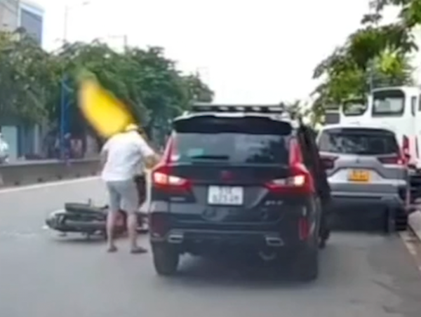 Tài xế mở cửa ô tô gây tai nạn cho xe ôm công nghệ