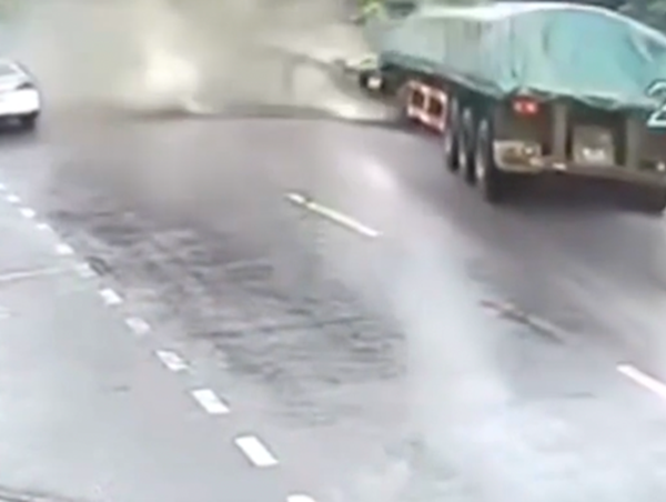 Container nổ lốp vì tránh xe con ở giao lộ