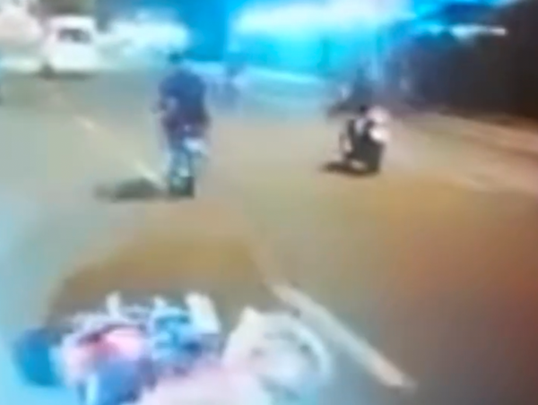 2 thiếu niên đạp ngã xe người đi đường