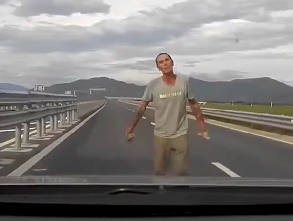 Người đàn ông cầm đá, chặn đầu ô tô trên cao tốc Vân Phong - Nha Trang