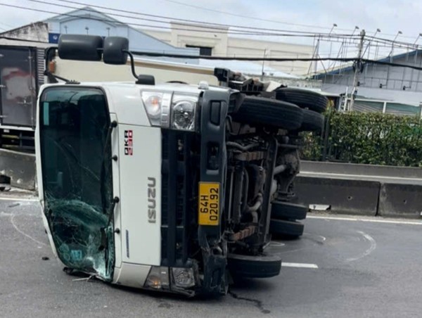 Xe tải đâm dải phân cách, lật ngang