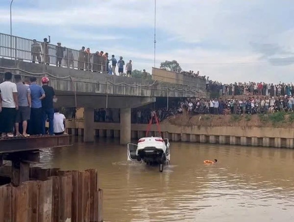 Hiện trường vụ xe ô tô tông 2 xe máy rồi lao xuống sông