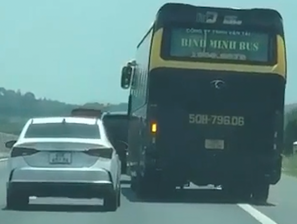 Xe khách tạt đầu ô tô con trên cao tốc gây mất an toàn