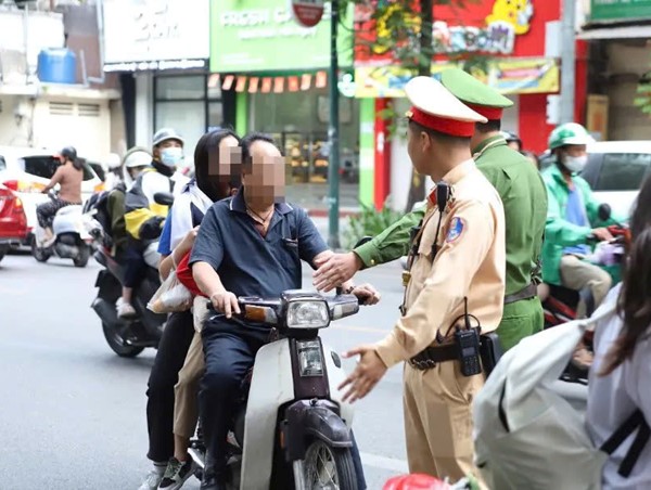 Phụ huynh làm gương, con trẻ mới hình thành ý thức chấp hành giao thông