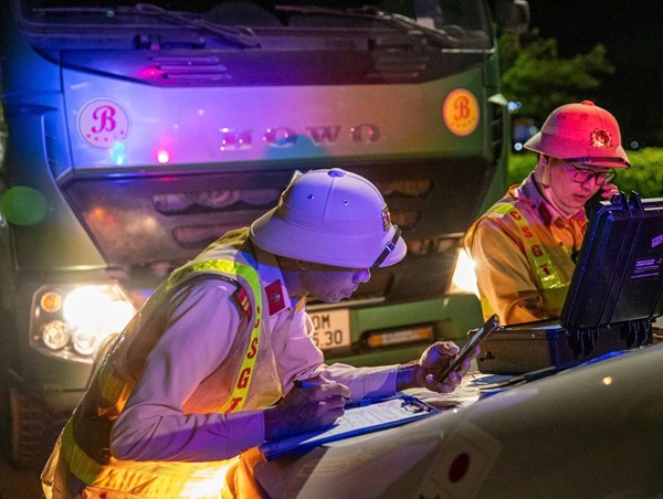 Hà Nội: xử phạt 88 xe tải vi phạm trong một đêm