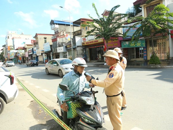 Kiểm tra đầu giờ sáng, phát hiện nhiều tài xế vi phạm nồng độ cồn