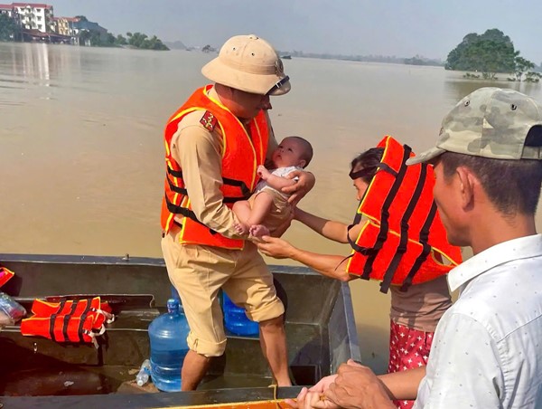 Xã Đa Phúc gửi thư cảm ơn CSGT Hà Nội đã chung sức cùng Nhân dân vượt lũ