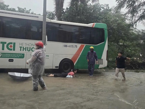 Rò rỉ điện tại ngã nút giao Tú Mỡ - Phạm Hùng 