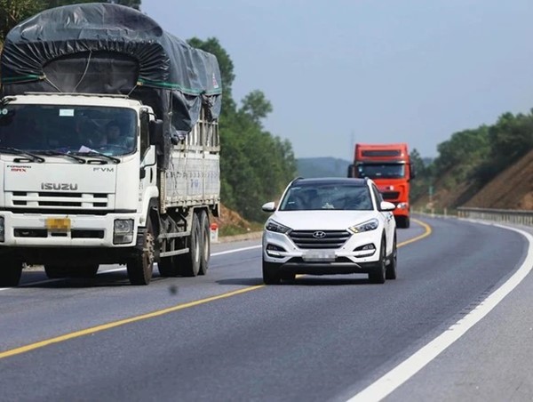 Mức xử phạt lỗi lấn làn của ô tô mới nhất 2024